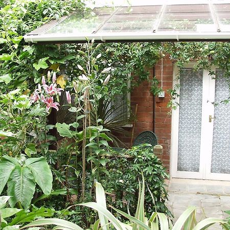 The Coach House Villa Ледбъри Екстериор снимка