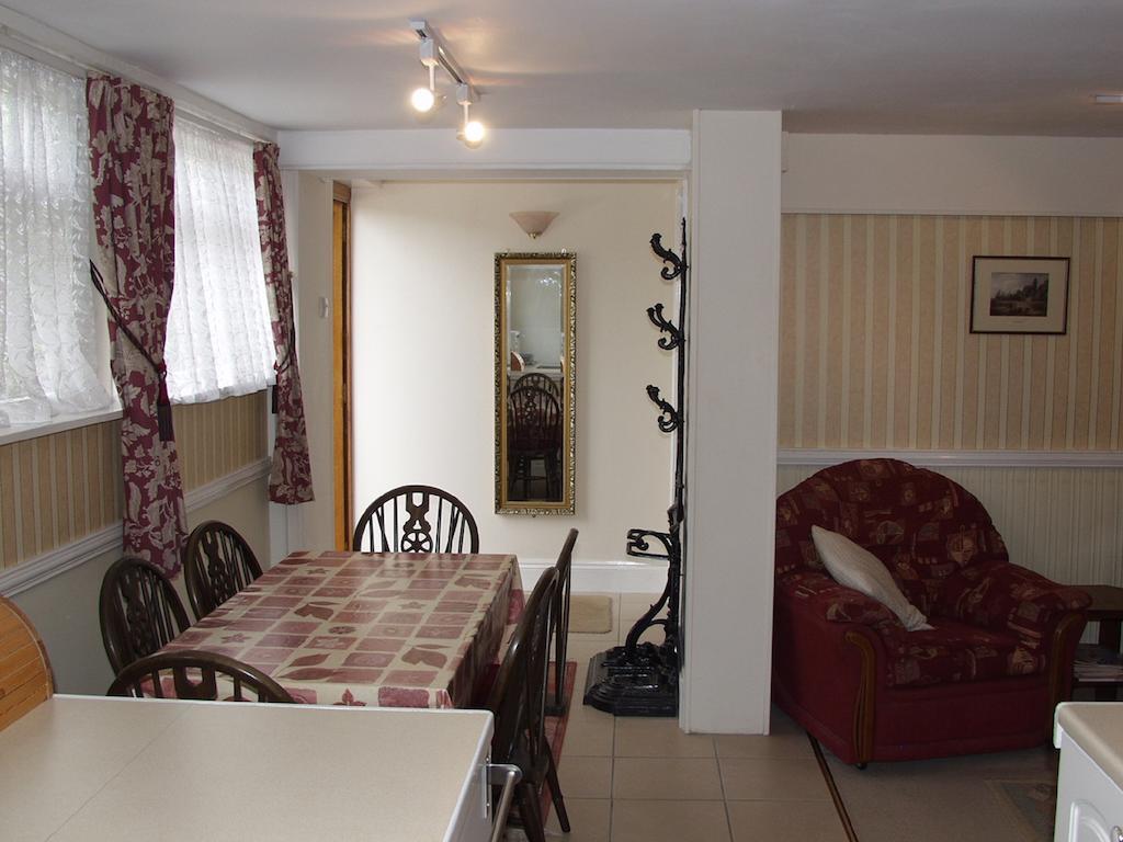 The Coach House Villa Ледбъри Стая снимка