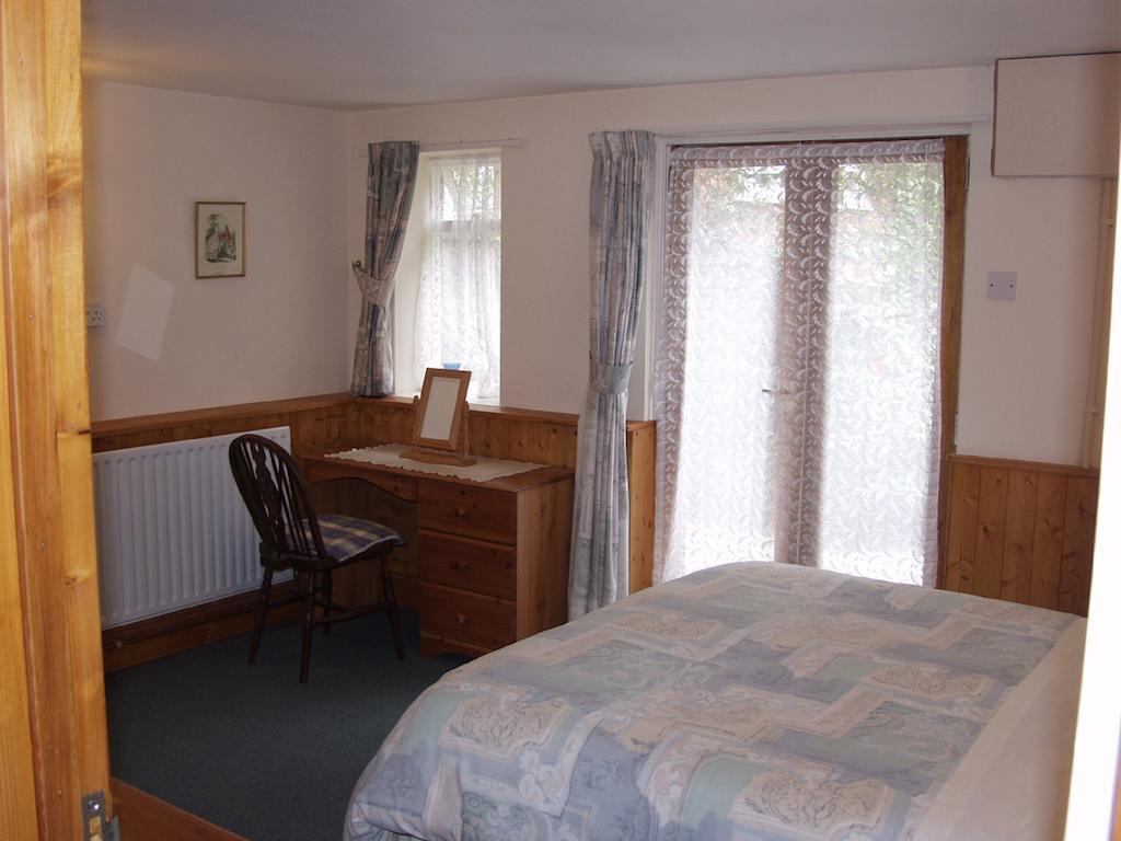 The Coach House Villa Ледбъри Стая снимка